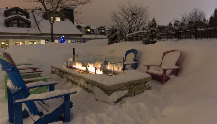 enjoying the firepit in quebec for non-skiers