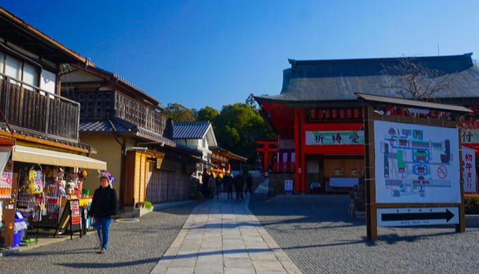 Puestos de souvenirs en Fushimi Inari
